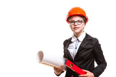 İnşaat fikirleri. Kâğıt Rolls ve Ölçüm Seviyesi Çizen Kafkas Ergen Kız Portresi. Beyazlara Karşı Sert Şapka pozu. Yatay görüntü