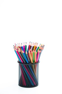 Sanat fikirleri işte. Metal Yuvarlak Tutucu 'ya yerleştirilmiş bir grup Renkli Tahta Kalem. Beyaz üzerinde izole edilmiş. Dikey Resim
