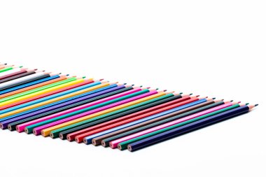 Sanatsal fikirler. Bolca Renkli Pastel Boya Çizgisi Yakın Bir Sıraya Yerleştirildi. Beyaz Arkaplan 'a karşı izole. Yatay Resim Yönlendirmesi