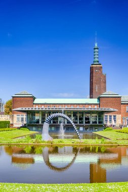 Seyahat fikirleri. Hollanda Rotterdam, Hollanda Mimarlık Enstitüsü 'nün arka bahçesi. Dikey Resim Kompozisyonu