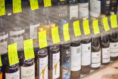 Porto, Portekiz - 27 Ekim 2018: Porto, Portekiz 'deki Dükkan Penceresinde Geleneksel Portekiz Şarabı Şişeleri
