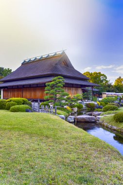 Okayama City, Japonya 'daki Okayama Korakuen Bahçesindeki Kayo-no-ike Gölü' ndeki klasik Japon Bahçesi. Dikey Vuruş