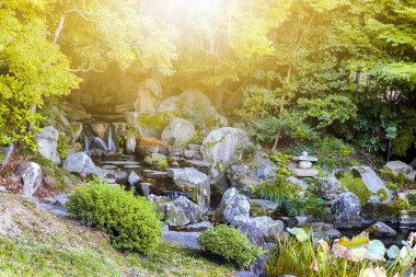 Okayama City, Japonya 'daki Okayama Korakuen Bahçesinde geleneksel Japon Minyatür Şelalesi. Yatay Görüntü Kompozisyonu