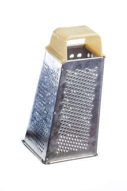 Saf beyaz arka planda izole edilmiş paslanmaz çelikten yapılmış eski bir rende. Dikey Çekim