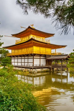Japon Seyahat Belgeleri. Kyoto, Japonya 'daki Meşhur Altın Pavyon Tapınağı (Kinkaku-Ji) Manzarası. Fotoğraf Altın Saat 'te çekildi. Dikey Resim