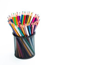 Metal Yuvarlak Tutucu 'ya yerleştirilmiş bir grup Renkli Tahta Kalem. Beyazın Üzerinde İzole Edilmiş. Yatay Görüntü