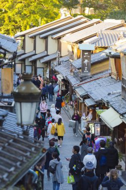 KYOTO, JAPONYA - 8, 2019: Japonya 'da Kyoto şehrinin geleneksel çatıları Gündüz vakti