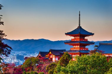Japon mirası. Japonya 'da ünlü Kiyomizu-dera Tapınağı Pagoda' ya karşı Kyoto Skyline ve geleneksel Kızıl Akçaağaç Ağaçları. Yatay Resim Kompozisyonu