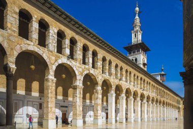 Savaş 15.02.2020 'de sona erdikten sonra Şam' ın (Suriye Arap Cumhuriyeti) antik kenti Omayad Camii 'nin dışı.