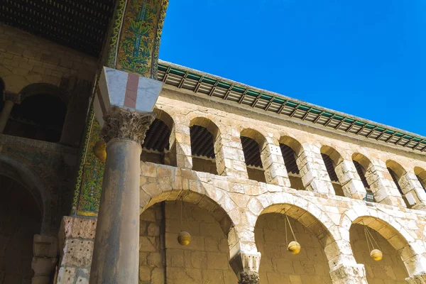 Savaş 15.02.2020 'de sona erdikten sonra Şam' ın (Suriye Arap Cumhuriyeti) antik kenti Omayad Camii 'nin dışı.