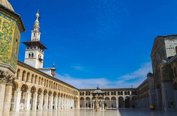Savaş 15.02.2020 'de sona erdikten sonra Şam' ın (Suriye Arap Cumhuriyeti) antik kenti Omayad Camii 'nin dışı.