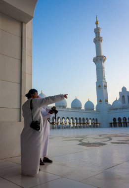 Emirati yerlisi Şeyh Zayed Camii, Abu Dabi, Birleşik Arap Emirlikleri 'nin fotoğraflarını çekiyor.