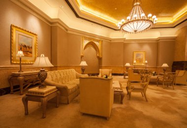 Emirates Palace otelinin içi Abu Dabi 'deki Birleşik Arap Emirlikleri' nin başkenti Abu Dabi 'deki lüks ve en pahalı 7 yıldızlı oteldir.