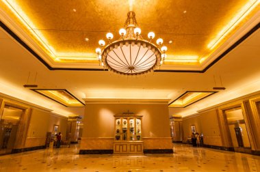 Emirates Palace otelinin içi Abu Dabi 'deki Birleşik Arap Emirlikleri' nin başkenti Abu Dabi 'deki lüks ve en pahalı 7 yıldızlı oteldir.