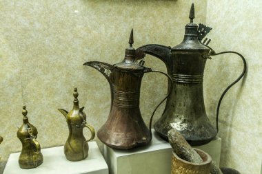 Bir Emirati Dallah. Geleneksel bir Arap kahve demliği.