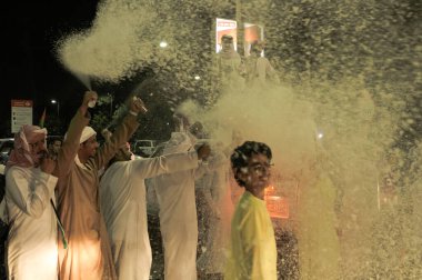 BAE Ulusal Günü kutlamaları Abu Dabi caddelerinde 1 Aralık 2014 'te BAE, Abu Dabi' de