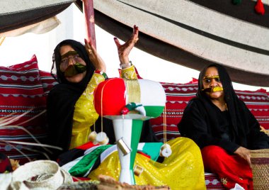 Uae emirati kadınları 9 Aralık 2012 'de Westrin Regin Abu Dabi' deki Al Wathba Festivali 'nde giyindi.