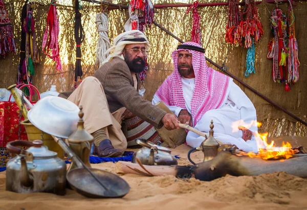 Twee Oude Emirati Mannen Warmen Zich Met Vreugdevuur Uit Kou — Stockfoto