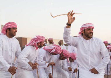 Adam 12 Eylül 2014 'te Al Dafrah festivalinde geleneksel bir Yawalah dansı gerçekleştirdi.