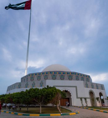 Abu Dabi Tiyatrosu. Corniche açıklarında yer alan Abu Dabi Ulusal Tiyatro Binası tarihi bir binadır.