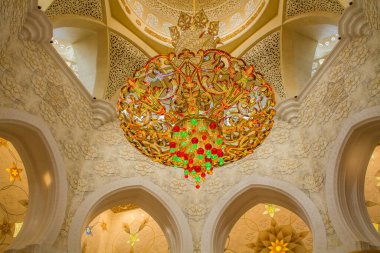 Şeyh Zayed Büyük Cami 'nin avizesi. İç mekan, Abu Dabi, BAE.