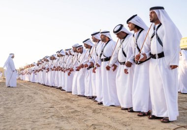 Erkek parfüm yola dans SHEIKH ZAYED FESTIVAL 22 Eylül 2014, Abu Dhab, Birleşik Arap Emirlikleri