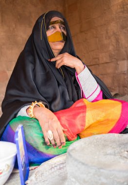 Emirati geleneksel kadın giysileri Şeyh Zayed Miras Festivali 22 Eylül 2014 'te Abu Dhab, Birleşik Arap Emirlikleri' nde