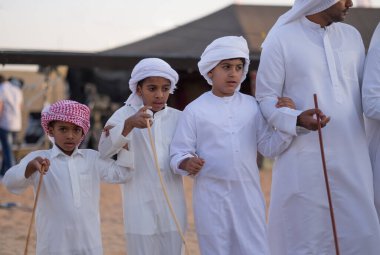 Çocuklar parfümlü yola dansını batı bölgesinde 12 Şubat 2015 'te Abu Dabi' de yapar.