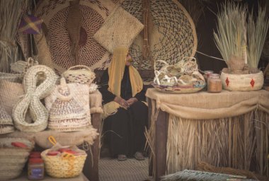 Emirati kadın geleneksel kıyafet yönetmeliği Abu Dabi Qasr al hosn festivalinde 15 Şubat 2015