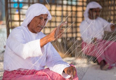 15 Şubat 2015 'te Abu Dabi' de düzenlenen Qasr al hosn festivalinde Balık Tuzağı Yapan Adam veya geleneksel balıkçı kafesleri