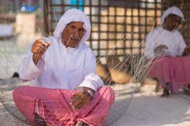 15 Şubat 2015 'te Abu Dabi' de düzenlenen Qasr al hosn festivalinde Balık Tuzağı Yapan Adam veya geleneksel balıkçı kafesleri