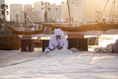 15 Şubat 2015 'te Abu Dabi' de Qasr al hosn festivalinde geleneksel yelkenli yapan adam
