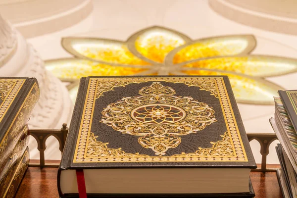 Księga Islamu Wielkim Meczecie Szejka Zayeda — Zdjęcie stockowe