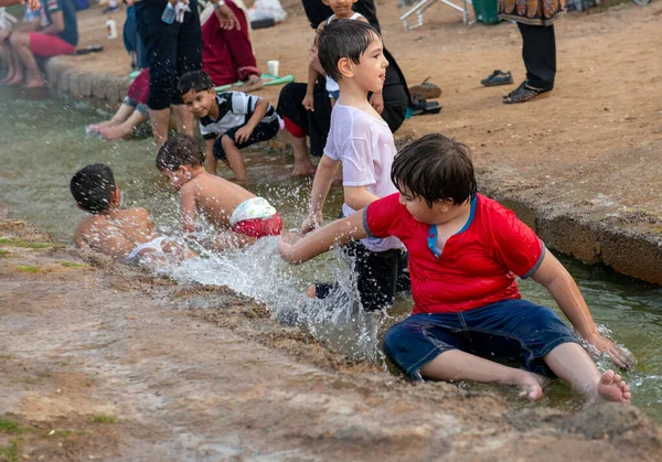 Дети Играют Шале Green Mubazzarah Аль Айн Абу Даби 2014 — стоковое фото