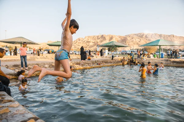 Children Playing Green Mubazzarah Chalets Ain Abu Dhabi 2014 — 图库照片