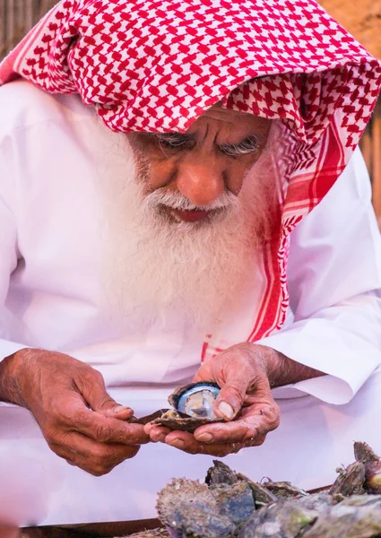 Старий Чоловік Відкриває Молюски Sheikh Zayed Heritage Festival September 2014 — стокове фото