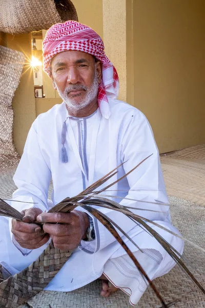 Emirati Stařec Dělá Palmové Tkaní Sheikh Zayed Dědictví Festival Prosince — Stock fotografie