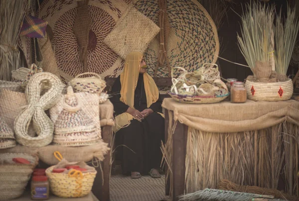 Emirati kadın geleneksel kıyafet yönetmeliği Abu Dabi Qasr al hosn festivalinde 15 Şubat 2015