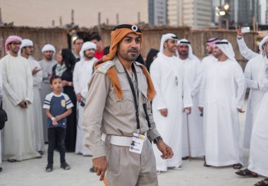 Geleneksel polis kıyafeti 15 Şubat 2015 'te Abu Dabi' de Qasr al Hosn festivali düzenlendi.