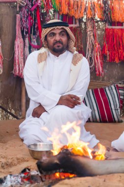 Emirati adamı 12 Eylül 2012 'de Westrin Regin Abu Dabi' deki Al Wathba Festivali 'nde soğuktan şenlik ateşiyle ısındı.