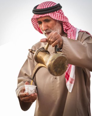 Bedevi yaşlı adam 12 Eylül 2014 'te Al wathba festivalinde Arap kahvesi teklif etti.