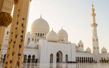 Uae 'nin başkenti Abu Dabi' deki Şeyh Zayed Büyük Camii 'nin avlusundan görüntü.