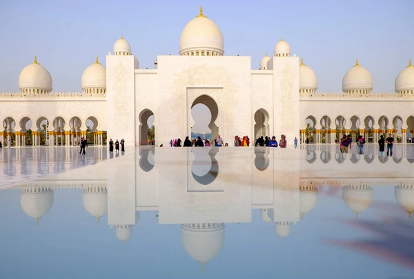 9 Temmuz 2015 'te çekilen bir fotoğraf Uae' nin başkenti Abu Dabi 'deki Şeyh Zayed Büyük Camii' nin dış kubbelerinden ve minaresinden bir görüntü gösteriyor.