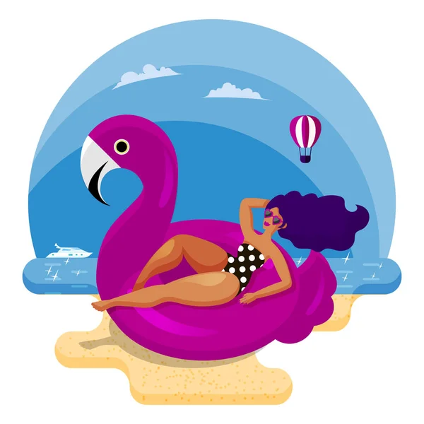 グラマラスな若い女性が海のビーチでフラミンゴの形でピンクのスイミングサークルで休んで日光浴をしています ビーチアクセサリー 夏のアクティビティ 海岸でリラックス 漫画フラットベクトルイラスト — ストックベクタ