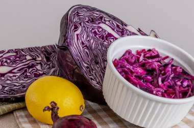 kırmızı lahana salatası. 