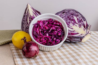 kırmızı lahana salatası. 