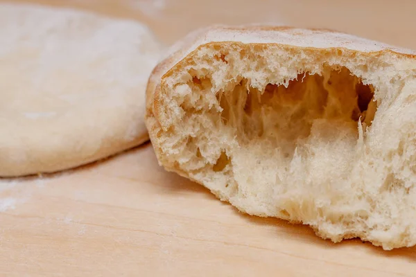 Pita ekmeği masada. 
