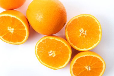 beyaz arkaplanda portakallar