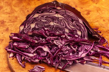 Tahtada dilimlenmiş kırmızı lahana. Salata için malzemeler.