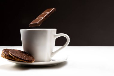 Kurabiyeli sıcak çikolata. Bir fincan ve uçan çikolata. Tatlı bir şey. Kahve ve tatlı..